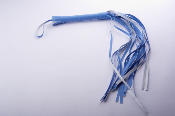 Плеть гладкая (флогер) голубая с жесткой рукоятью общей длиной 65 см 5017-5