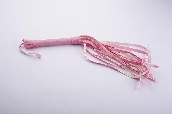 Плеть гладкая (флогер) розовая из кожи с жесткой рукоятью общей длиной 40 см 5018-4